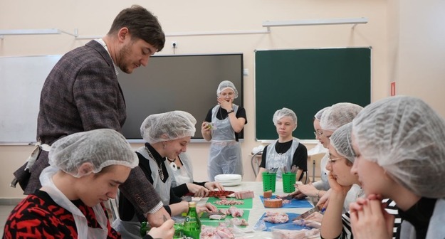 На кулинарном мастер-классе у директора активисты школы № 2120 готовили салат с хурмой и мясо с киви