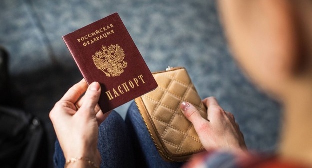 Подростки меняют возраст с помощью накладок на паспорт. Чем это грозит?