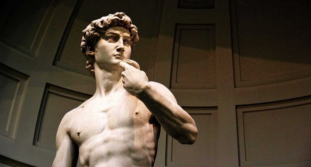 В США директору школы пришлось уволиться из-за того, что ученикам показали статую Давида