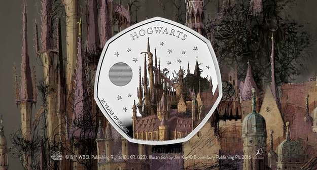 В Британии в честь 25-летия «Гарри Поттера» выпустили монету с Хогвартсом