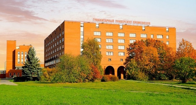 «Бритье ног вам придется обсудить с кем-то другим»: петербургский университет запретил студенткам приходить без эпиляции