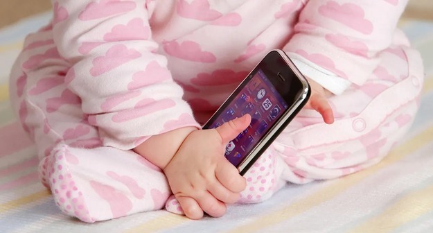 Исследование: чем раньше ребенок получил смартфон, тем больше у него психических проблем в будущем