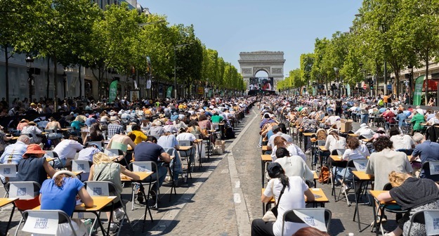 Во Франции провели самый массовый в истории диктант, его написали 5 тысяч человек