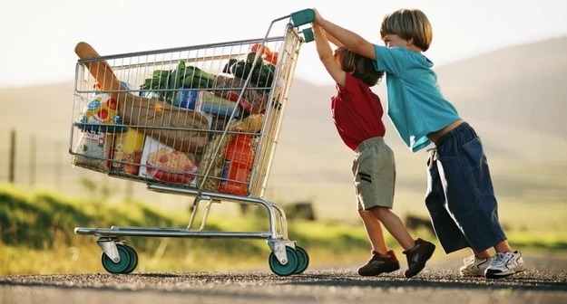 Родителей в России беспокоят импульсивные покупки детей и их траты на вредную еду