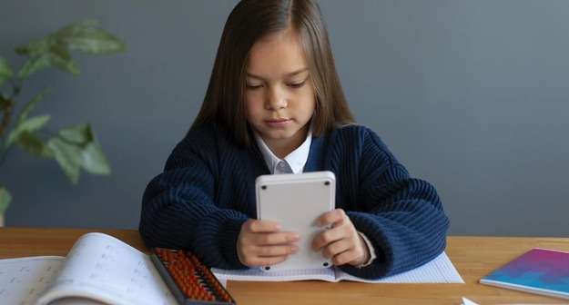В Госдуме намерены ужесточить требования о запрете телефонов в школах