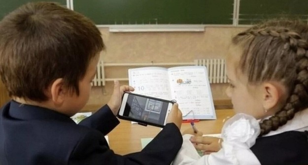 Максим Пратусевич – о запрете смартфонов в школе: пользы от этой нормы никакой, вреда тоже немного 