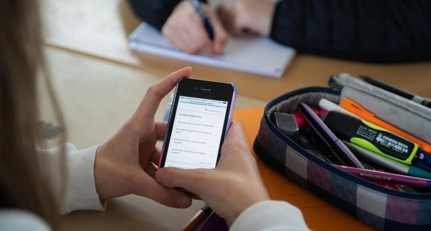 В Словакии планируют запретить ученикам средних школ пользоваться телефонами