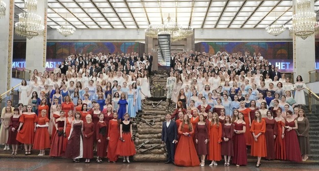 Котильон, бальные платья и три четверти: в Москве прошел летний студенческий бал