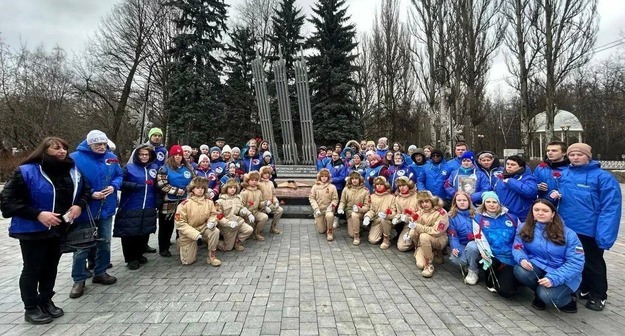 Более четырех тысяч столичных школьников благоустроили военные мемориалы в этом учебном году