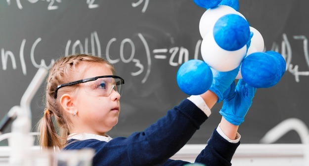 Российская школа переходит от «уроков» к «экспериментам»: 37% школьников рассматривают карьеру в науке Российская школа переходит от «уроков» к «экспериментам»: 37% школьников рассматривают карьеру в науке