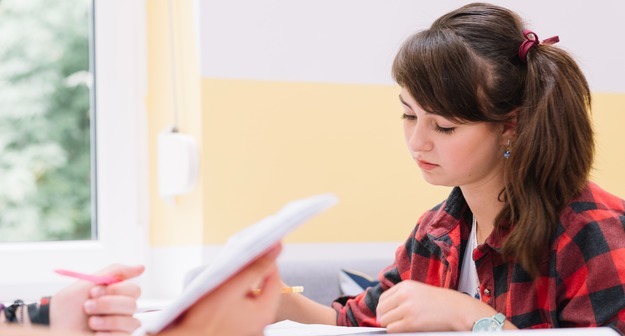 Итоговое сочинение успешно написали 98,4% выпускников Итоговое сочинение успешно написали 98,4% выпускников