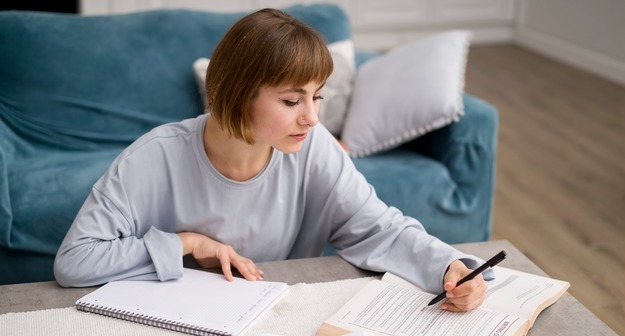 В Госдуме предложили снять с учителей обязанность проверять тетради дома