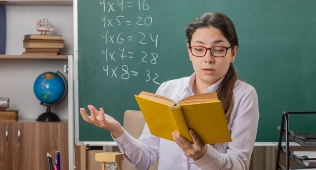 Средняя зарплата учителя в России составляет 56 тысячи рублей за 1,6 ставки