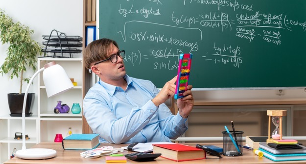 Патрушев призвал повысить зарплаты учителям физики, химии и математики Патрушев призвал повысить зарплаты учителям физики, химии и математики