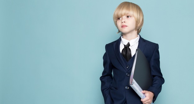 В Госдуме призвали бесплатно выдавать школьную форму ученикам из многодетных семей