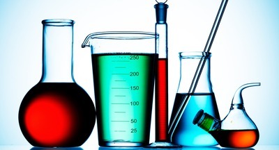 Учителя предложили начинать учить химии в средней школе на год раньше