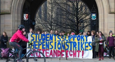 Британские студенты требуют частичной компенсации оплаты за обучение из-за забастовки преподавателей