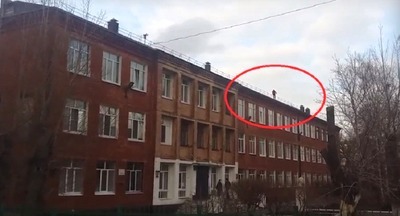 В Омске дети после уроков разгуливали по крыше школы