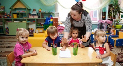 Воспитатели детских садов в Сахалинской области получают 60,5 тыс. рублей