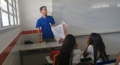 Бразильские ученики помогли не получавшему два месяца зарплату учителю