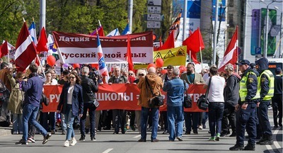 В Латвии около 4,5 тыс. человек вышли на марш в защиту русских школ