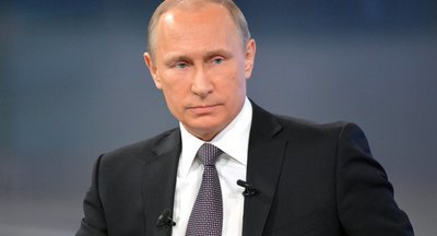 Владимир Путин поручил не допустить снижения зарплат бюджетников