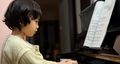 Игра на фортепиано развивает у детей языковые способности