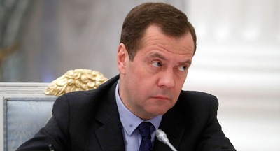Дмитрий Медведев потребовал наказать губернаторов за школьные туалеты на улицах