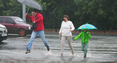 Дожди затопили Красноярск: дети вынуждены «плыть» в школу