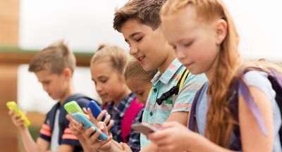 Не всем школьникам во Франции запретят пользоваться мобильными телефонами