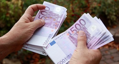 Французские учителя получают 2380 евро в месяц