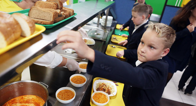 В России хотят уравнять цены на школьные обеды