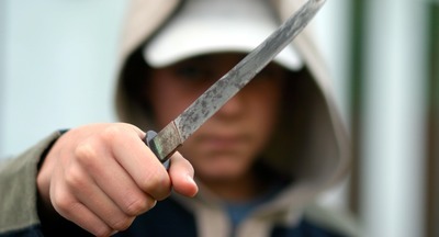 В Москве старшеклассник пришел в школу с ножом. Он угрожает покончить с собой