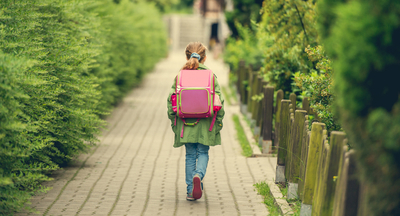 Отец заставил свою дочь идти 8 км пешком до школы за издевательства над другими
