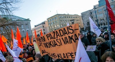 ​Литовские учителя устроили забастовку: уроки отменены, учителя разбили лагерь в министерстве