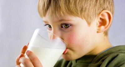 Ученикам начальных классов  – молоко и сок 