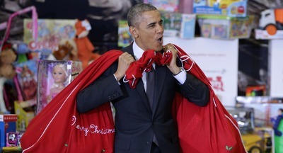 Барак Обама исполнил роль Санта-Клауса в детской больнице в Вашингтоне