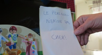  Девочке во Франции доставили подарок с запиской «Деда Мороза не существует»
