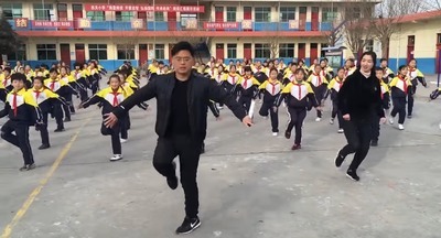 Директор школы в Китае ввел обязательные танцы на переменах