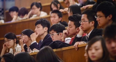 Преподаватель попросила китайцев говорить по-английски в США и лишилась работы