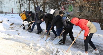 Учеников школы в Уфе заставили чистить снег перед пробным устным собеседованием