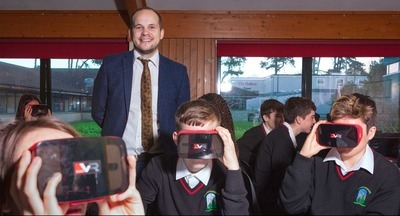 Ирландский учитель проводит уроки на технологии виртуальной реальности