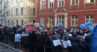 В центре Риги проходит акция протеста учителей
