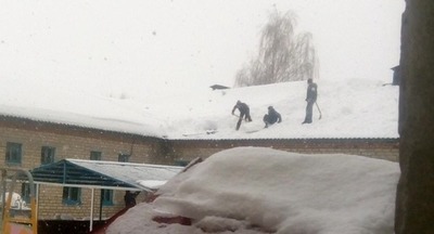 Наказан директор орловской школы, где дети чистили снег с крыши