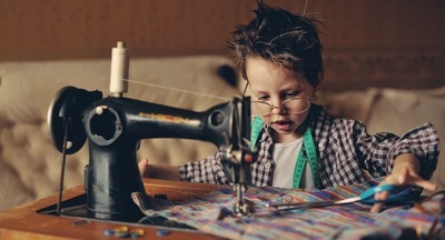 В красноярской школе мальчиков учат шить, а девочек — работать на токарном станке