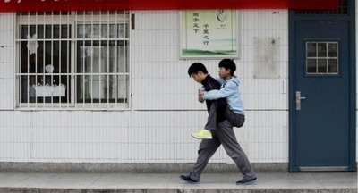 В Китае мальчик носит своего лучшего друга-инвалида в школу на руках