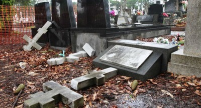 В Бурятии школьники осквернили почти 40 могил на кладбище