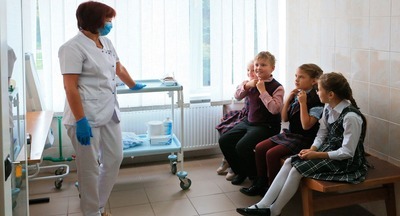 В российские школы хотят вернуть врачей