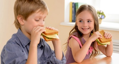  В Оренбургской области детям запретили приносить в школу еду