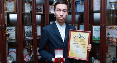 Якутский школьник получил награду МВД за задержание грабителя